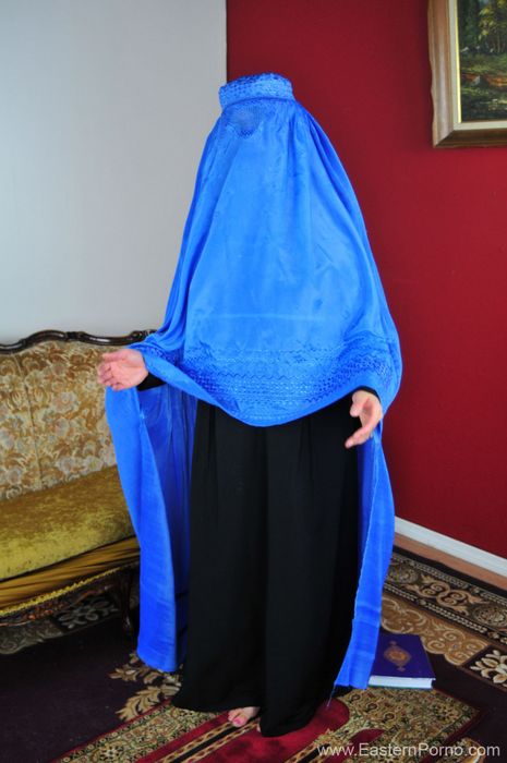 Мусульманская стройняшка с пышными сиськами облизывает стоя на коленках на полу