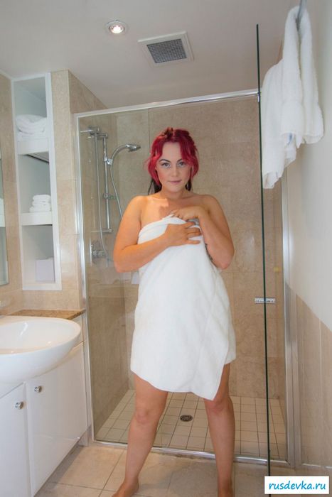 Возбуждающая тётя сексуально скидывает полотенце с голого тела